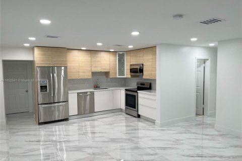 Villa ou maison à louer à Dania Beach, Floride: 4 chambres, 142.14 m2 № 1858718 - photo 2