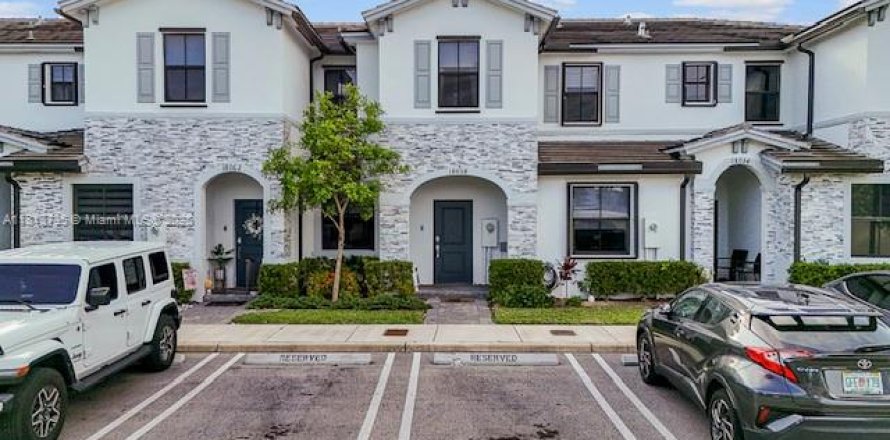 Townhouse in Miami, Florida 3 bedrooms, 122.72 sq.m. № 1763067