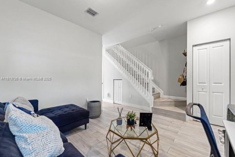 Townhouse in Miami, Florida 3 bedrooms, 122.72 sq.m. № 1763067 - photo 3