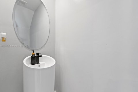 Townhouse in Miami, Florida 3 bedrooms, 122.72 sq.m. № 1763067 - photo 9