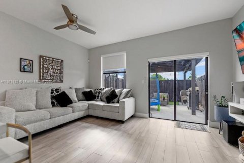 Townhouse in Miami, Florida 3 bedrooms, 122.72 sq.m. № 1763067 - photo 12