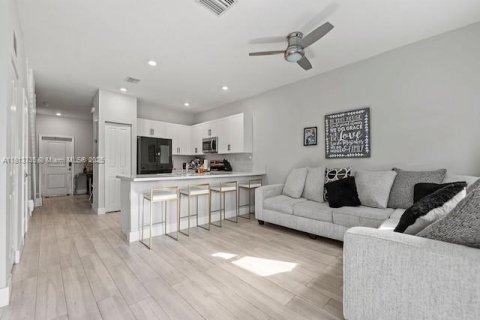 Townhouse in Miami, Florida 3 bedrooms, 122.72 sq.m. № 1763067 - photo 13