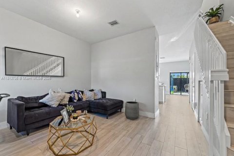 Townhouse in Miami, Florida 3 bedrooms, 122.72 sq.m. № 1763067 - photo 2