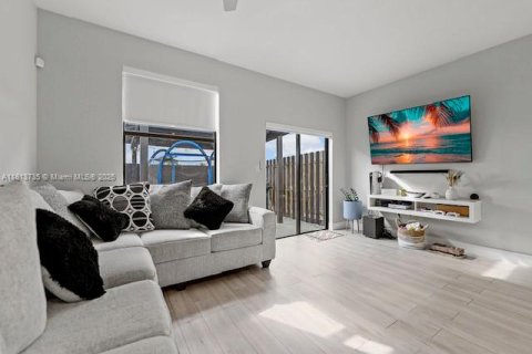 Townhouse in Miami, Florida 3 bedrooms, 122.72 sq.m. № 1763067 - photo 11