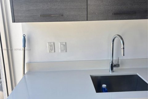 Condo in Miami, Florida, 1 bedroom  № 2041960 - photo 4