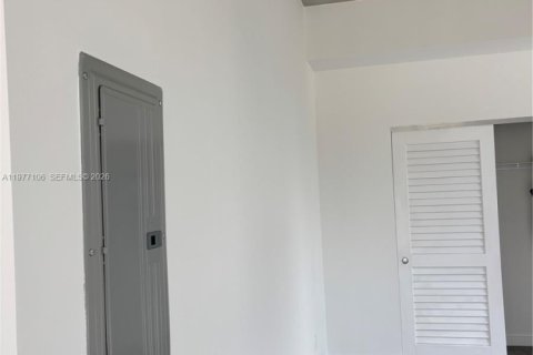 Condo in Miami, Florida, 1 bedroom  № 2041960 - photo 8