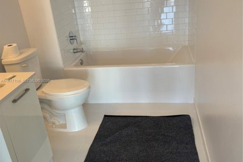 Condo in Miami, Florida, 1 bedroom  № 2041960 - photo 10