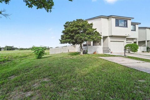 Townhouse in Titusville, Florida 4 bedrooms, 226.22 sq.m. № 2310390