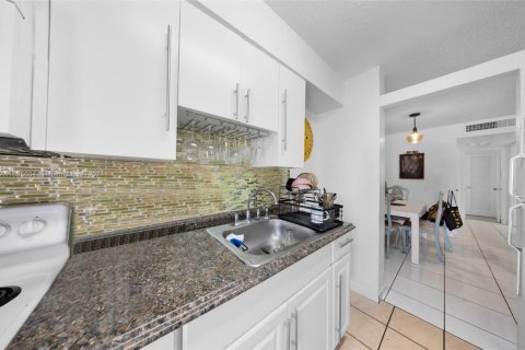 Condo in Miami Beach, Florida, 1 bedroom  № 1862823 - photo 13