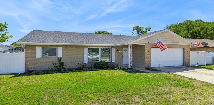 House in Deltona, Florida 3 bedrooms, 151.8 sq.m. № 2098983