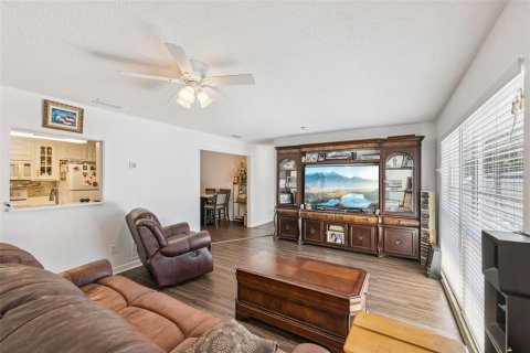 House in Deltona, Florida 3 bedrooms, 151.8 sq.m. № 2098983 - photo 4