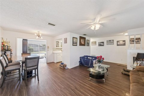 House in Deltona, Florida 3 bedrooms, 151.8 sq.m. № 2098983 - photo 3