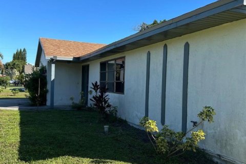 House in Port St. Lucie, Florida 4 bedrooms, 173.17 sq.m. № 2081690 - photo 3