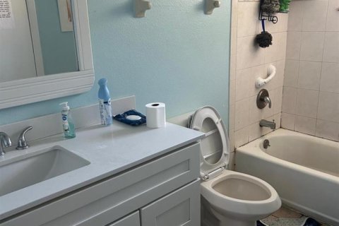 House in Port St. Lucie, Florida 4 bedrooms, 173.17 sq.m. № 2081690 - photo 11