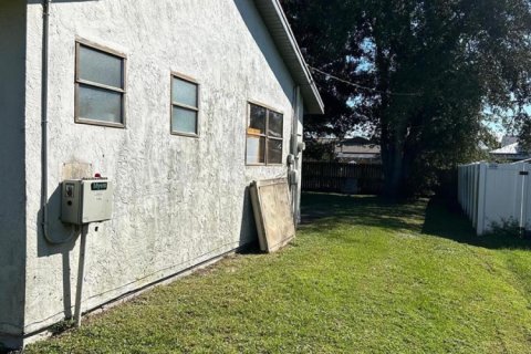 House in Port St. Lucie, Florida 4 bedrooms, 173.17 sq.m. № 2081690 - photo 2