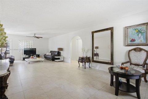 Villa ou maison à vendre à Sunny Isles Beach, Floride: 3 chambres, 162.39 m2 № 1972087 - photo 11