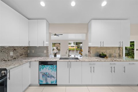 House in Fort Lauderdale, Florida 3 bedrooms, 210.61 sq.m. № 1950370 - photo 11