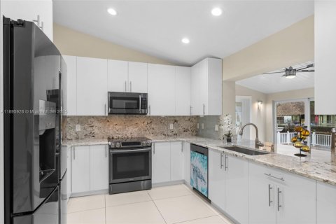 House in Fort Lauderdale, Florida 3 bedrooms, 210.61 sq.m. № 1950370 - photo 9