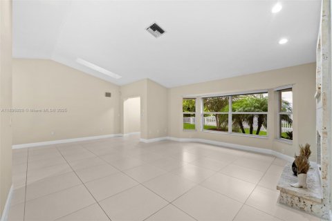 House in Fort Lauderdale, Florida 3 bedrooms, 210.61 sq.m. № 1950370 - photo 5