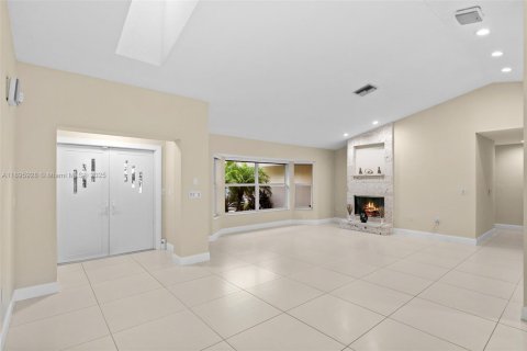 House in Fort Lauderdale, Florida 3 bedrooms, 210.61 sq.m. № 1950370 - photo 4