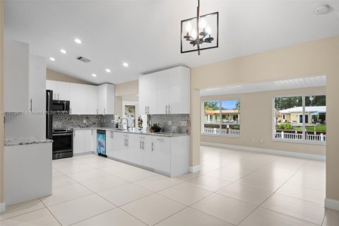 House in Fort Lauderdale, Florida 3 bedrooms, 210.61 sq.m. № 1950370 - photo 7