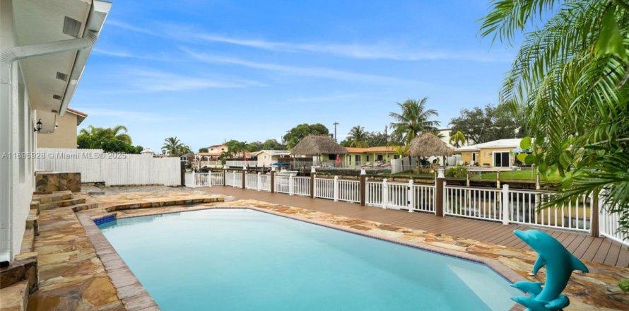 House in Fort Lauderdale, Florida 3 bedrooms, 210.61 sq.m. № 1950370