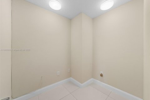 House in Fort Lauderdale, Florida 3 bedrooms, 210.61 sq.m. № 1950370 - photo 29