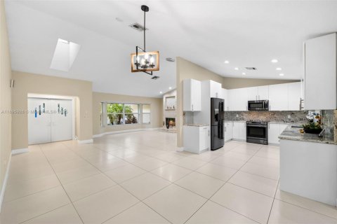 House in Fort Lauderdale, Florida 3 bedrooms, 210.61 sq.m. № 1950370 - photo 8