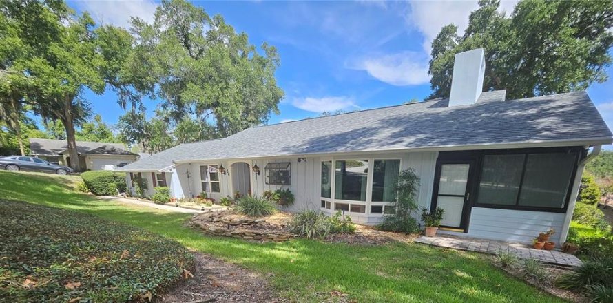 House in Eustis, Florida 3 bedrooms, 163.42 sq.m. № 2129903