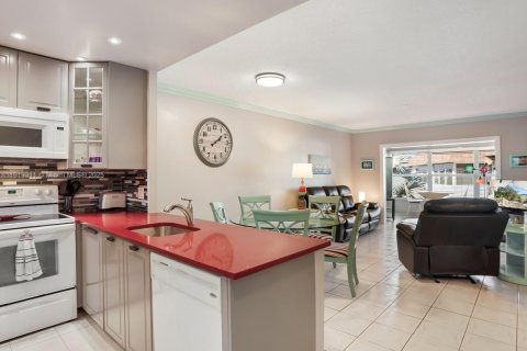 Condo in Lauderdale Lakes, Florida, 2 bedrooms  № 2082681 - photo 2