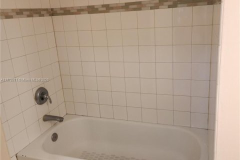 Снять в аренду кондоминиум в Майами, Флорида 2 спальни, 114.73м2, № 1927535 - фото 23