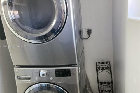 Снять в аренду кондоминиум в Майами, Флорида 2 спальни, 114.73м2, № 1927535 - фото 11
