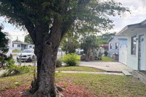 Casa en alquiler en Miami, Florida, 3 dormitorios, 85.47 m2 № 2011553 - foto 4