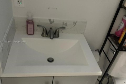 Casa en alquiler en Miami, Florida, 3 dormitorios, 85.47 m2 № 2011553 - foto 6