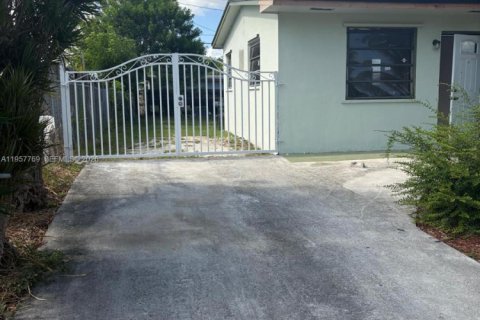 Casa en alquiler en Miami, Florida, 3 dormitorios, 85.47 m2 № 2011553 - foto 2