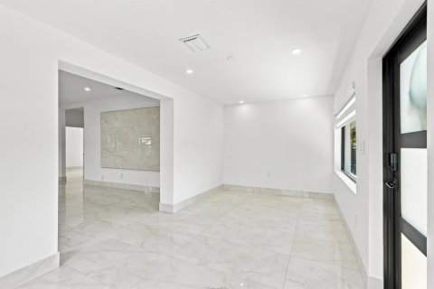 House in Miami, Florida 5 bedrooms, 173.73 sq.m. № 2247669 - photo 4