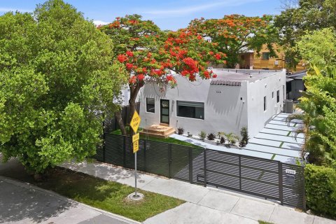 House in Miami, Florida 5 bedrooms, 173.73 sq.m. № 2247669 - photo 8