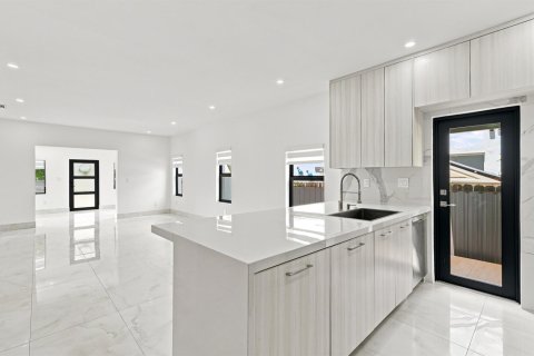 House in Miami, Florida 5 bedrooms, 173.73 sq.m. № 2247669 - photo 20
