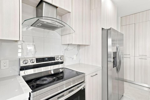 House in Miami, Florida 5 bedrooms, 173.73 sq.m. № 2247669 - photo 21