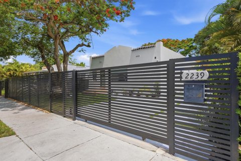 House in Miami, Florida 5 bedrooms, 173.73 sq.m. № 2247669 - photo 10