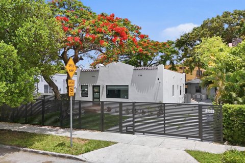 House in Miami, Florida 5 bedrooms, 173.73 sq.m. № 2247669 - photo 9
