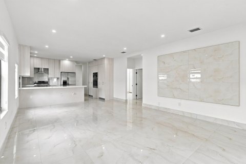 House in Miami, Florida 5 bedrooms, 173.73 sq.m. № 2247669 - photo 17