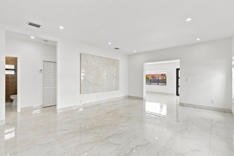 House in Miami, Florida 5 bedrooms, 173.73 sq.m. № 2247669 - photo 16