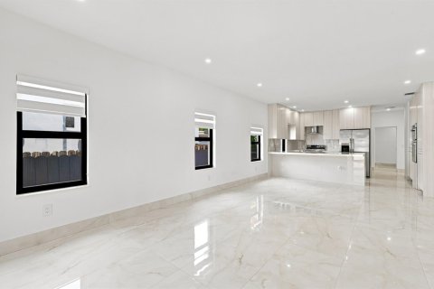 House in Miami, Florida 5 bedrooms, 173.73 sq.m. № 2247669 - photo 15