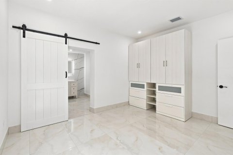 House in Miami, Florida 5 bedrooms, 173.73 sq.m. № 2247669 - photo 24