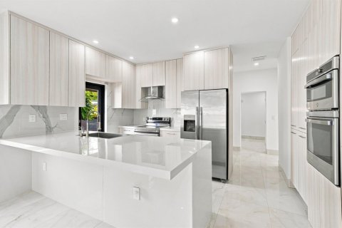House in Miami, Florida 5 bedrooms, 173.73 sq.m. № 2247669 - photo 2