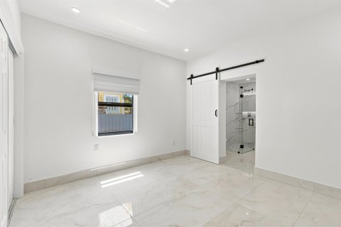 House in Miami, Florida 5 bedrooms, 173.73 sq.m. № 2247669 - photo 23