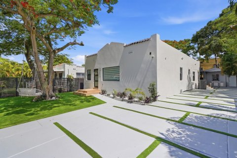 House in Miami, Florida 5 bedrooms, 173.73 sq.m. № 2247669 - photo 12
