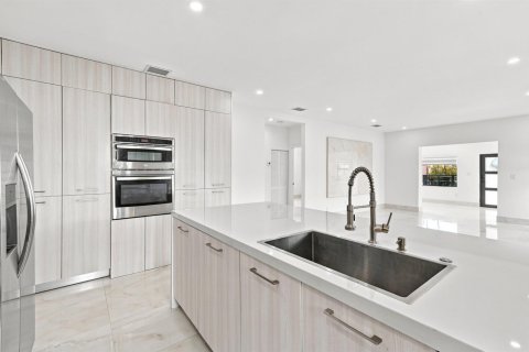 House in Miami, Florida 5 bedrooms, 173.73 sq.m. № 2247669 - photo 22
