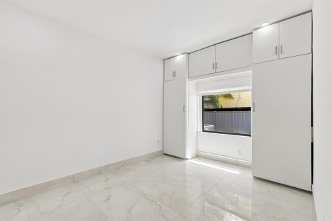 House in Miami, Florida 5 bedrooms, 173.73 sq.m. № 2247669 - photo 28